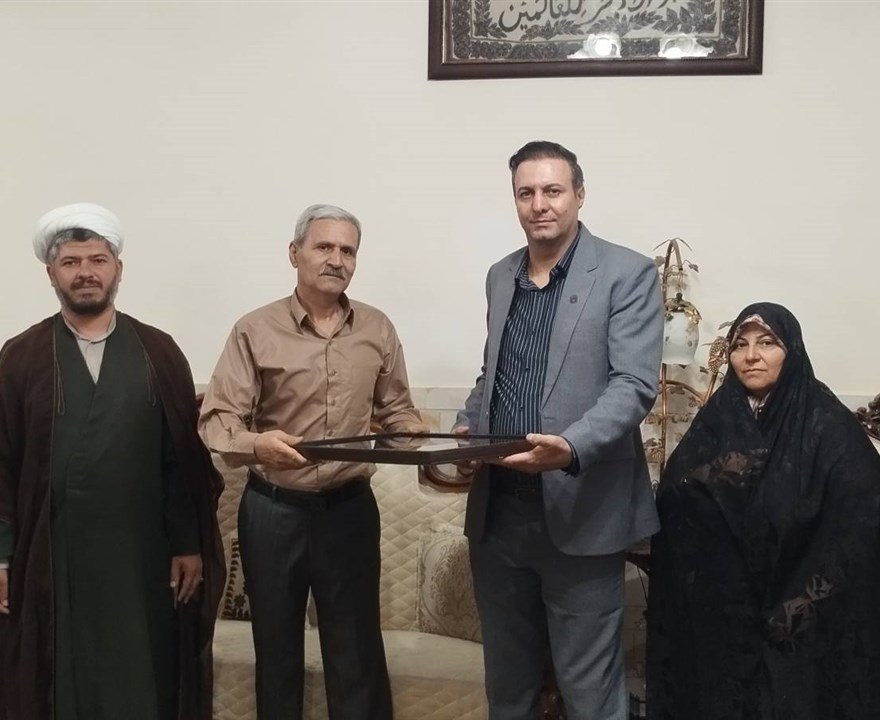 تجلیل از خانواده ایثارگران؛ دیدار مسئولان از خانواده آزادگان در سالروز بازگشت به میهن اسلامی